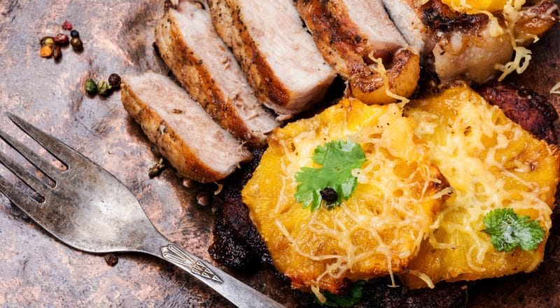Abacaxi assado no forno para acompanhar carne