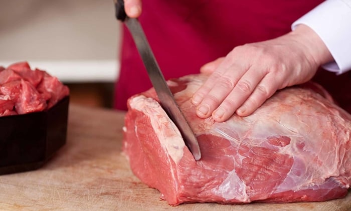 como cortar carne para espetinho