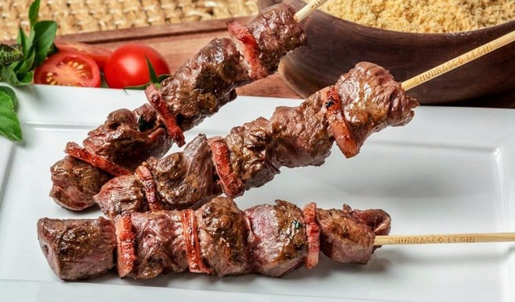 espetinho de carne com bacon