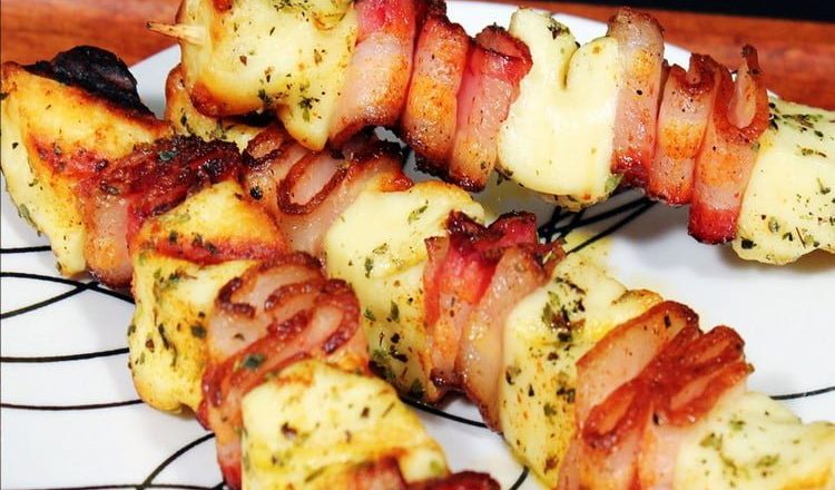 espetinho de bacon com queijo