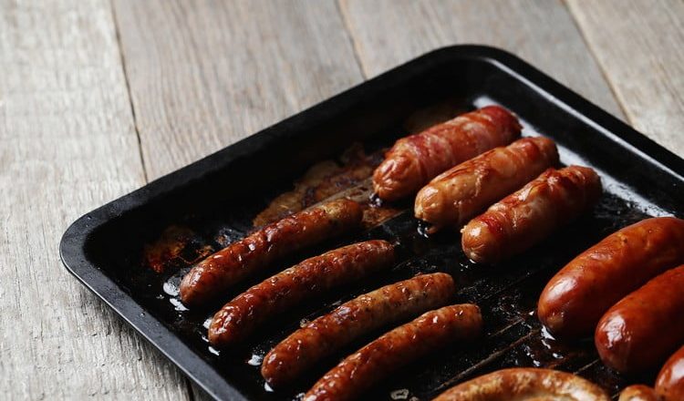 tem que ferver a linguiça antes de fritar