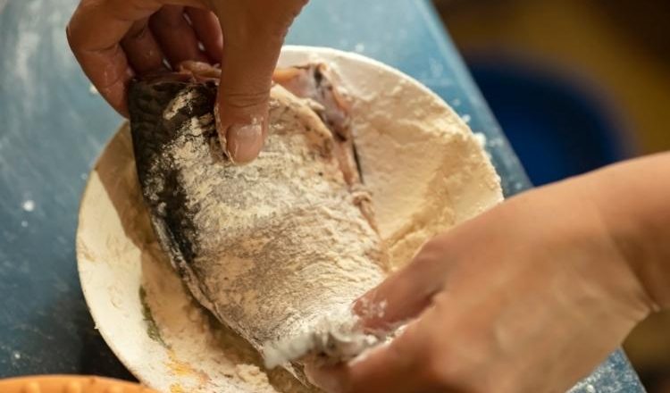 como fritar peixe com farinha de trigo