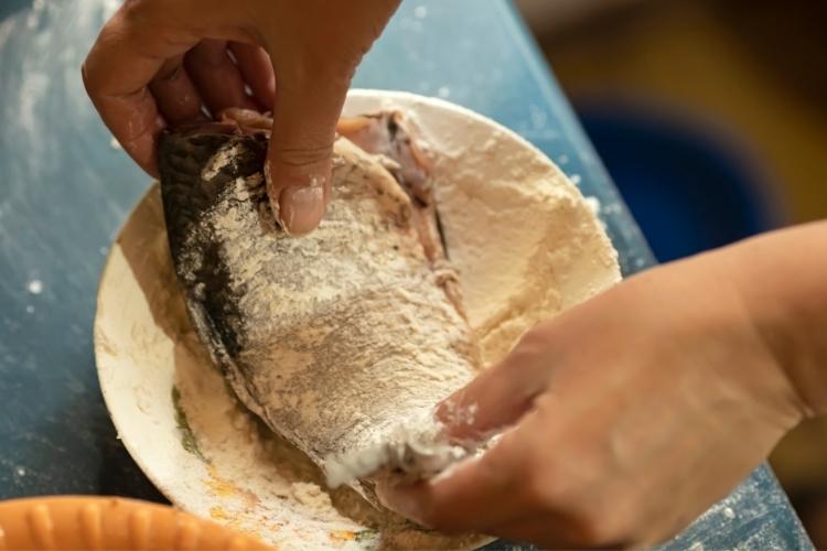 como fritar peixe com farinha de trigo