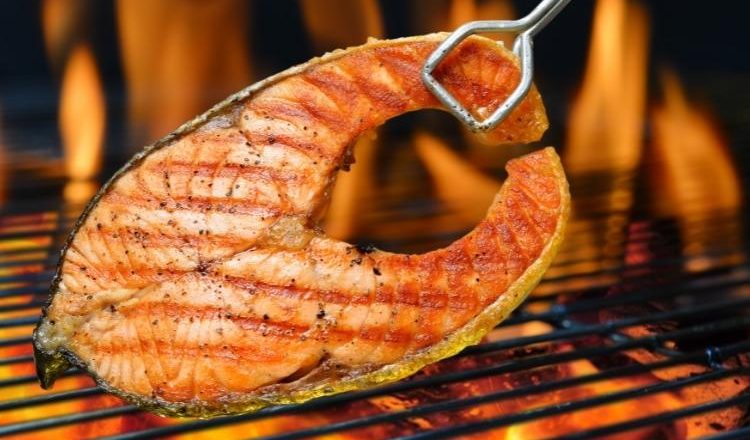 como assar peixe na grelha e não grudar