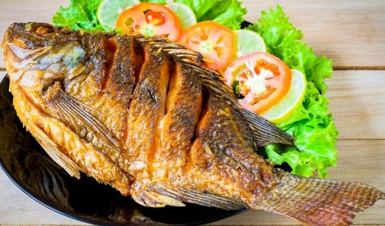 peixe frito inteiro