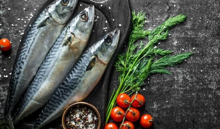 como tirar o cheiro forte de peixe