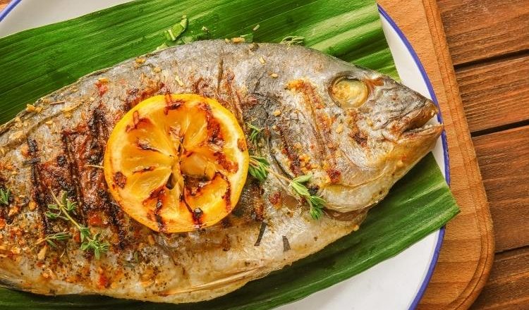 peixe na folha de bananeira