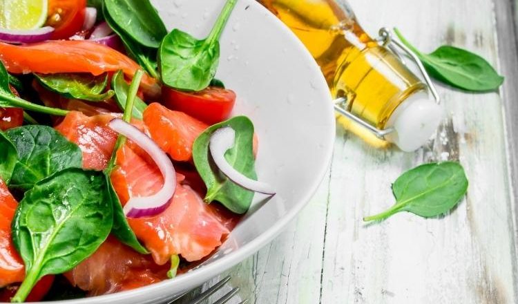 salada para acompanhar peixe