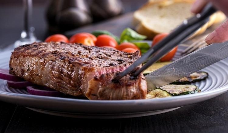 como cortar carne para não ficar dura
