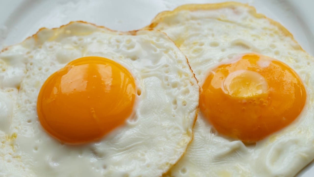 Como fritar ovo no micro-ondas
