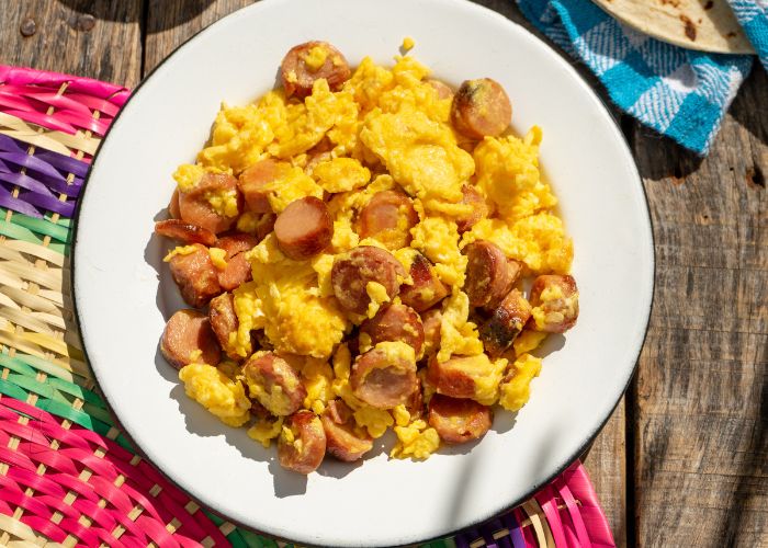 Receita com salsicha e ovo