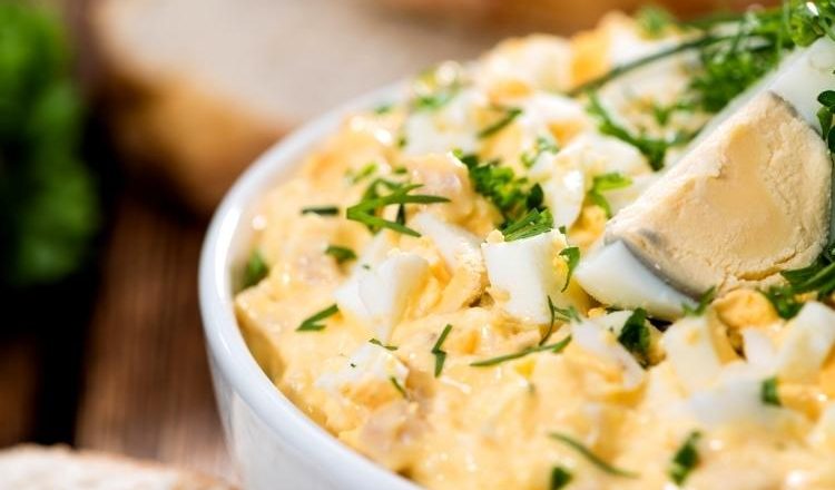 salada de ovo cozido
