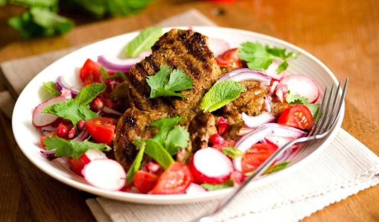 salada para acompanhar carneiro assado
