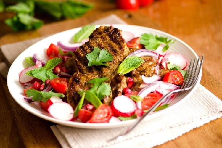 salada para acompanhar carneiro assado