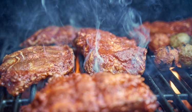 Como defumar carne na churrasqueira