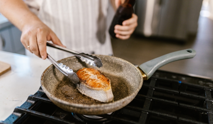 o que fazer para o peixe não grudar na frigideira