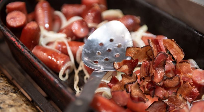 Pode fritar bacon e calabresa juntos