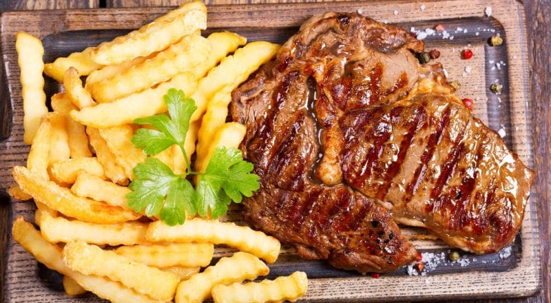 Qual carne combina com batata frita