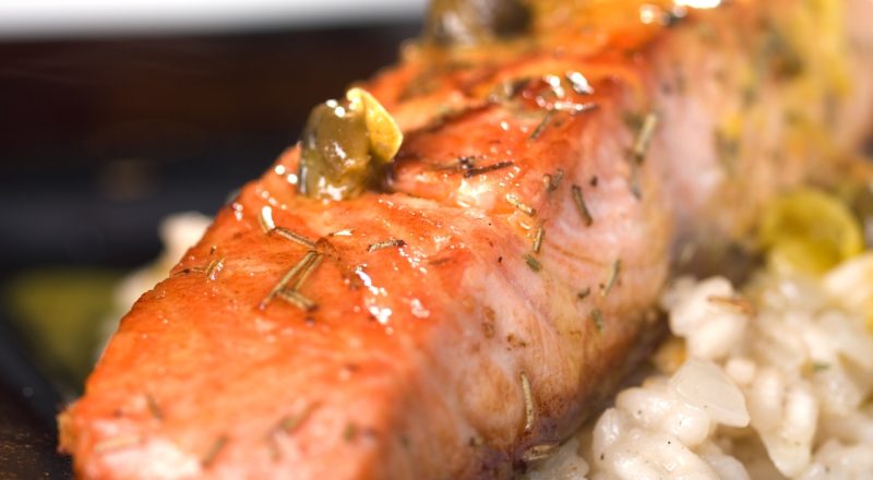 Salmão com alcaparras na frigideira