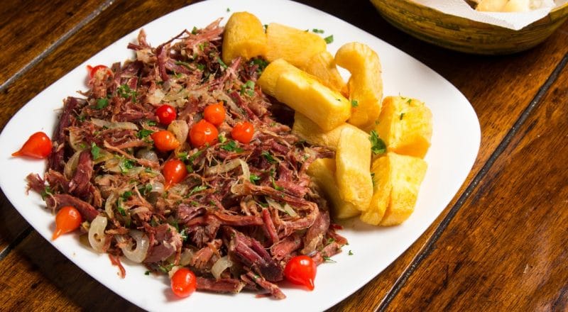 Carne de sol com mandioca na panela de pressão