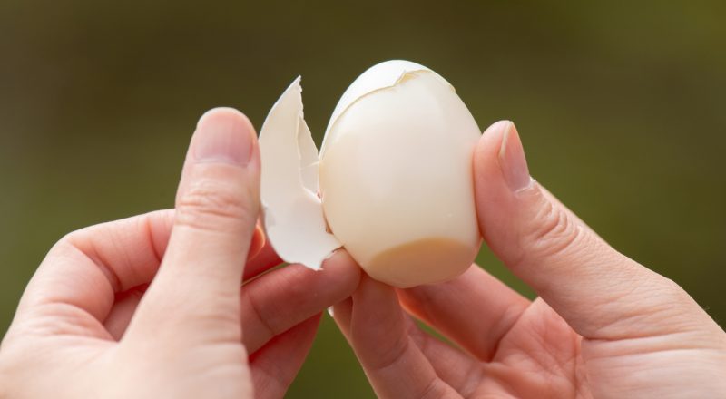 Como cozinhar ovo e não grudar na casca