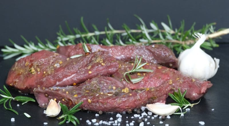 Como temperar bife com alho e sal
