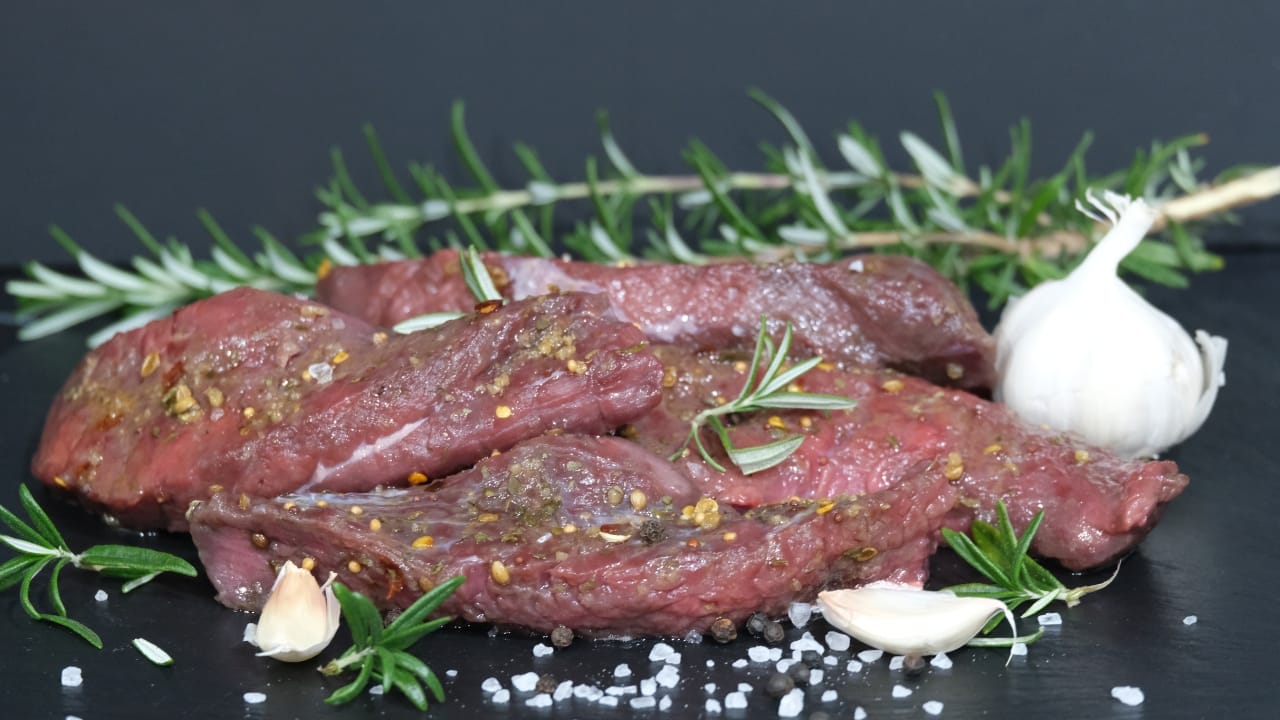 Como temperar bife com alho e sal