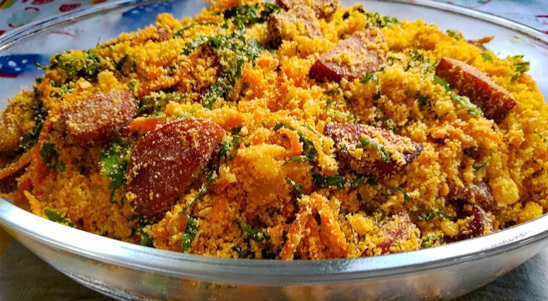 Farofa de natal com bacon, calabresa e cenoura