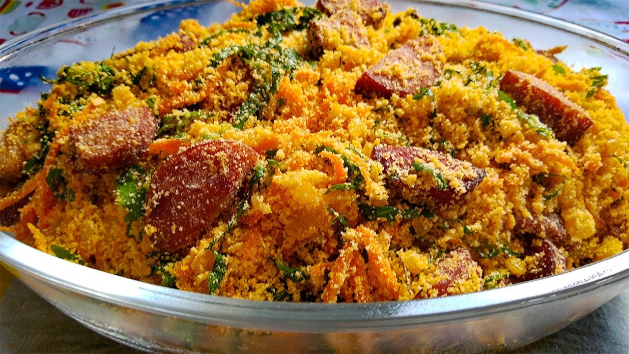 Farofa de natal com bacon, calabresa e cenoura