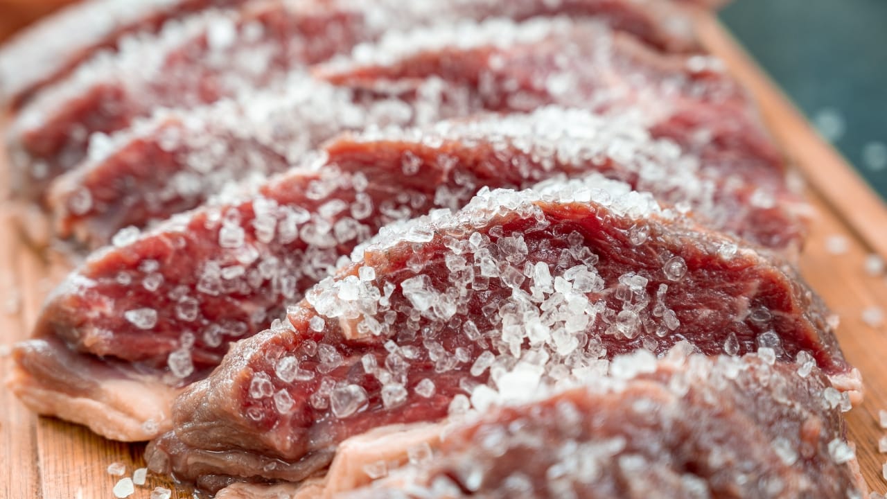 Colocar sal na carne antes ou depois de assada