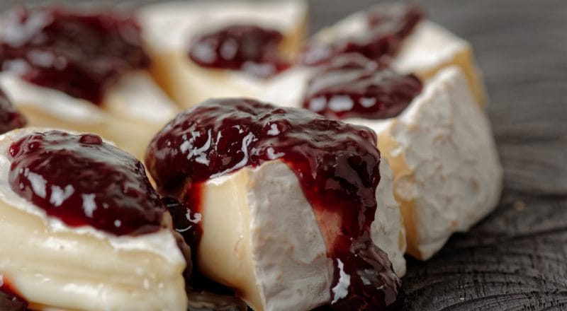 Petisco com queijo brie