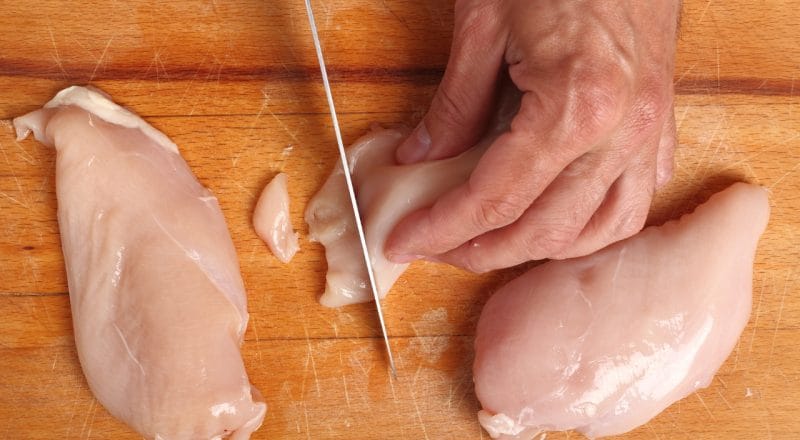 Como cortar peito de frango