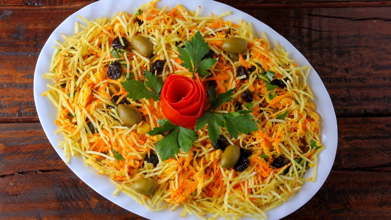 Salada de natal com frango desfiado Salada de natal com frango desfiado