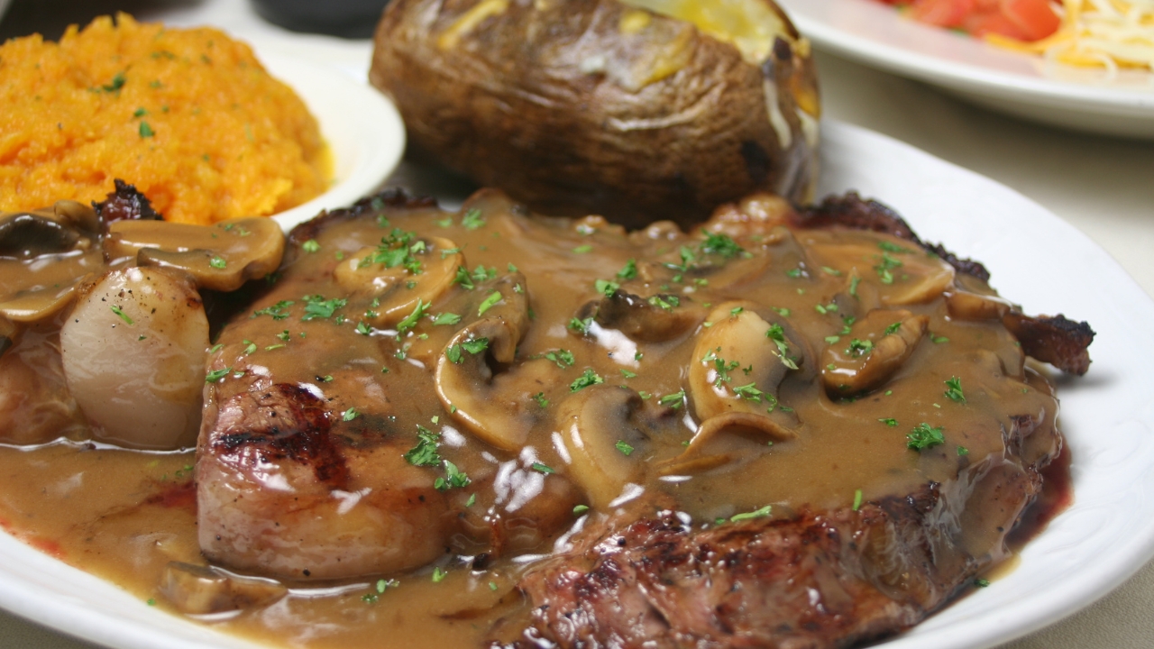 Carne ao molho madeira com champignon