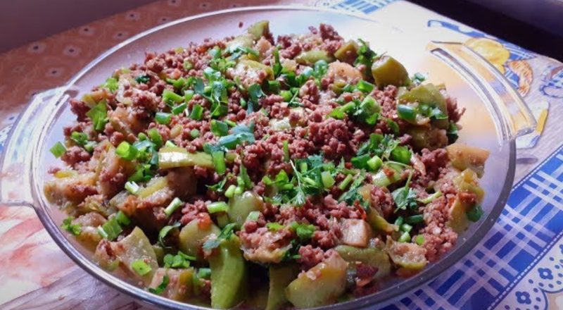 Carne moída com jiló