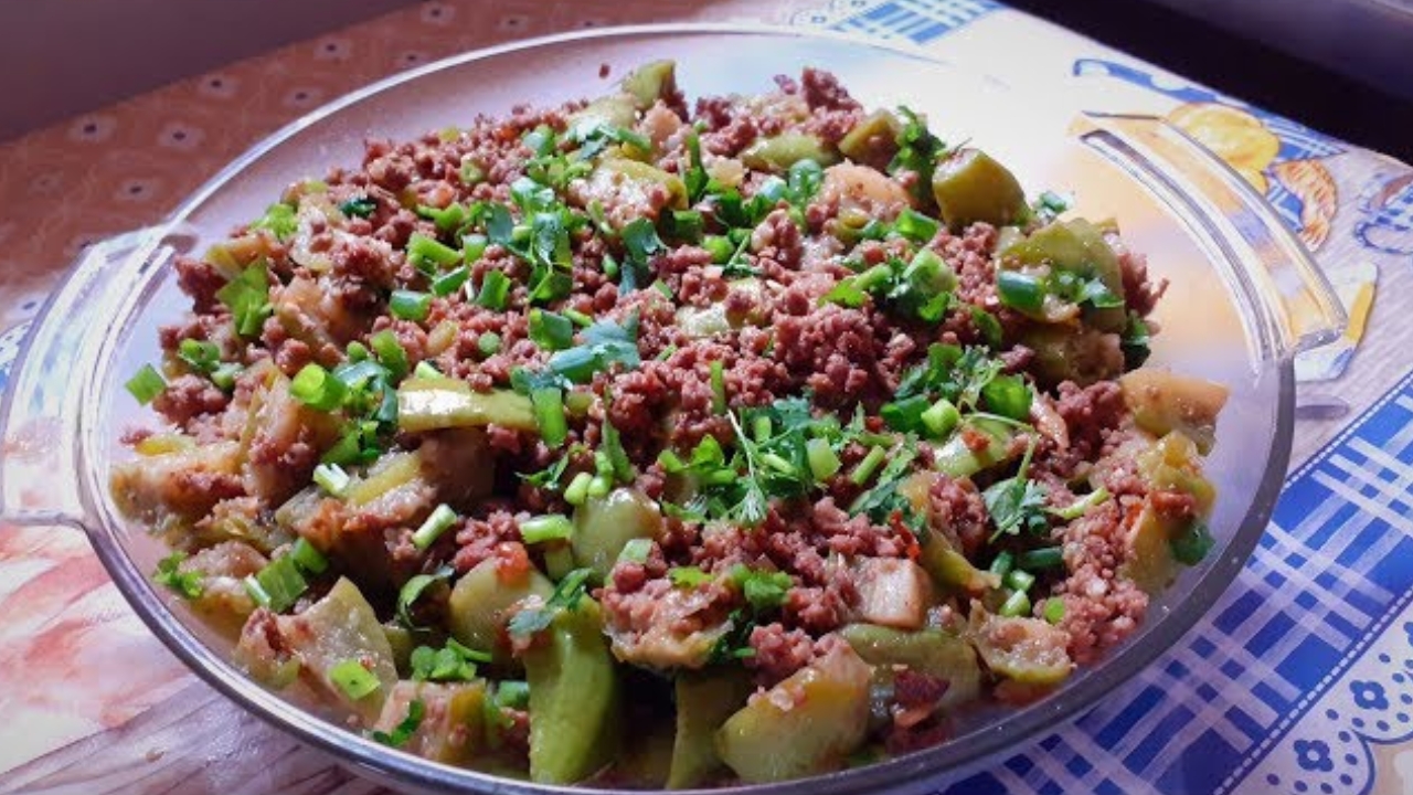 Carne moída com jiló