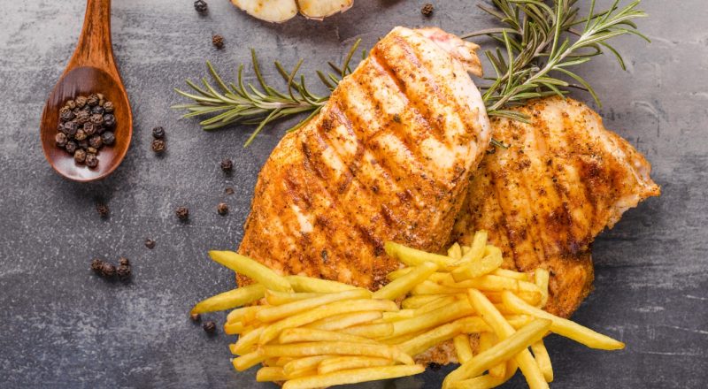 Filé de frango grelhado com fritas