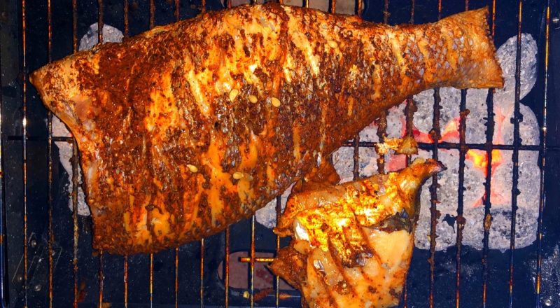 Peixe assado na brasa