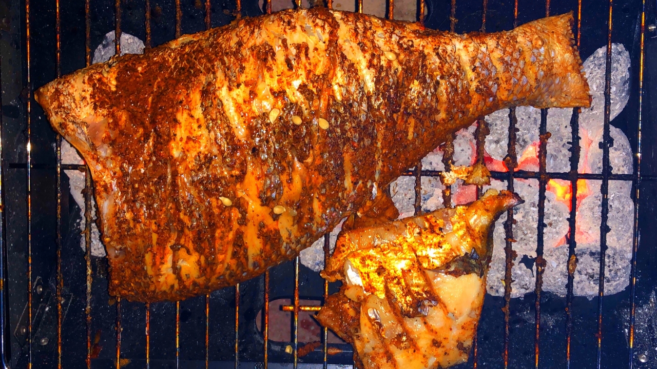 Peixe assado na brasa