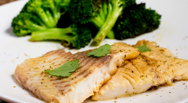 Peixe grelhado na frigideira com azeite