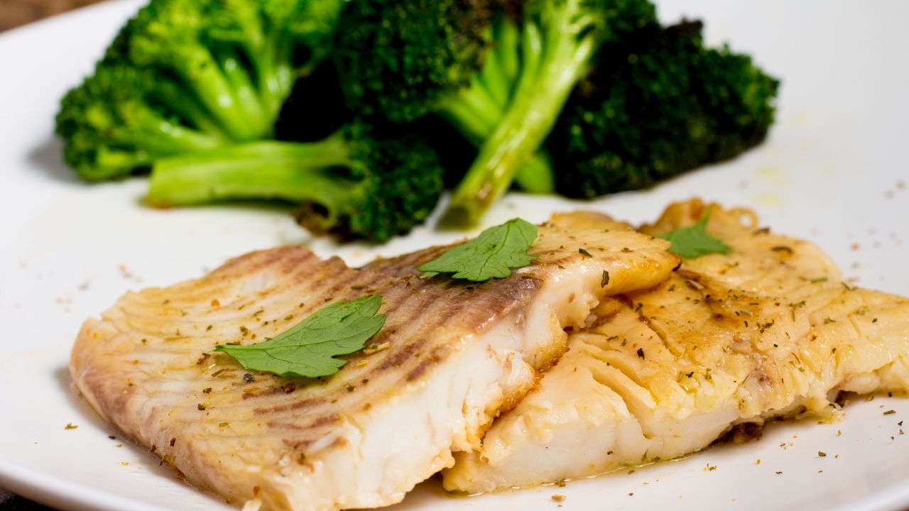 Peixe grelhado na frigideira com azeite