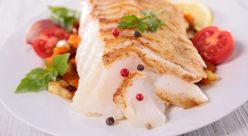 Peixe grelhado na frigideira com manteiga