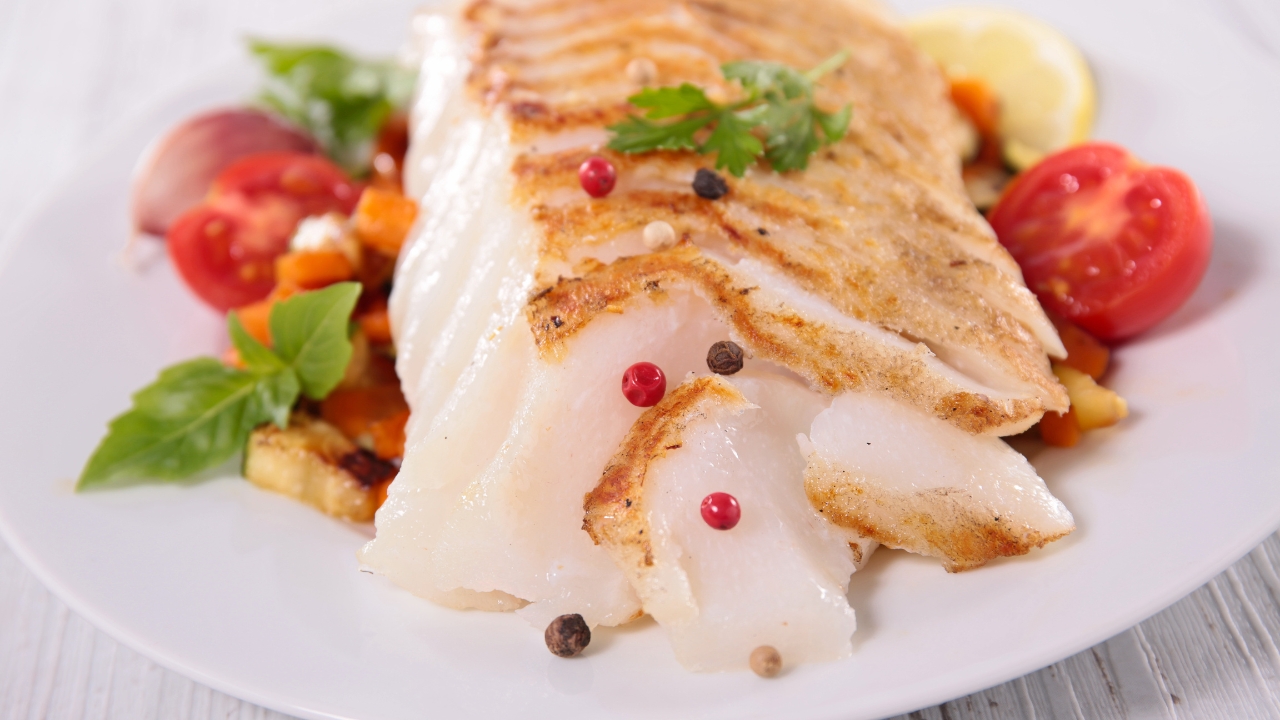 Peixe grelhado na frigideira com manteiga