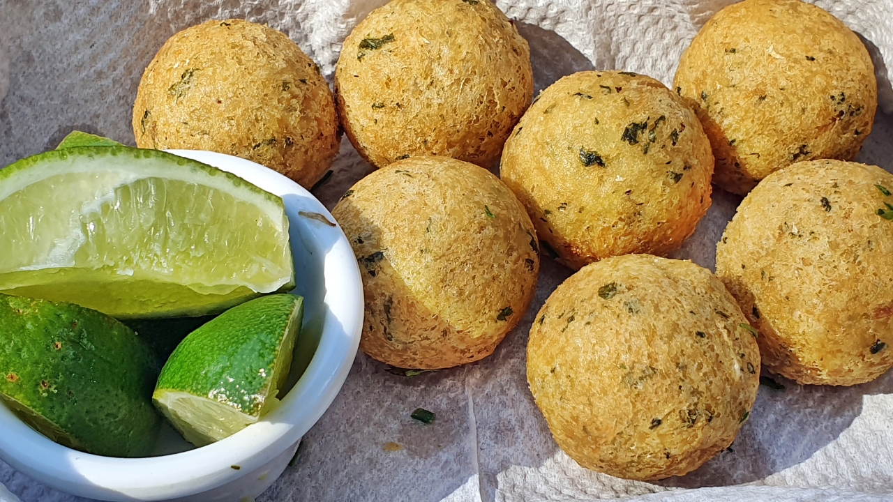Bolinho de peixe com farinha de trigo
