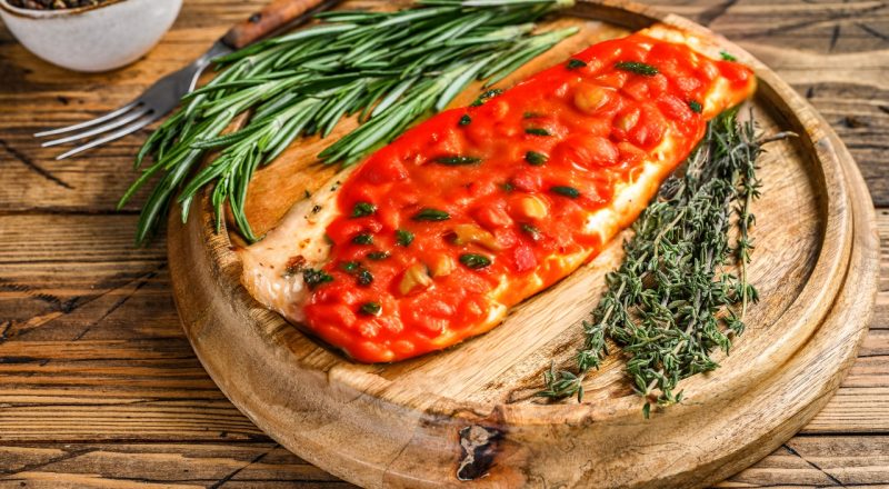 Filé de tilápia ao molho de tomate