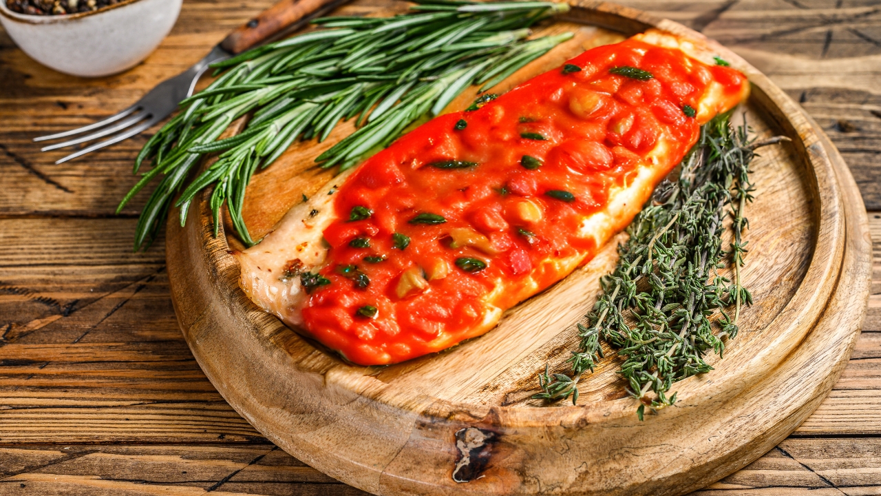 Filé de tilápia ao molho de tomate Filé de tilápia ao molho de tomate