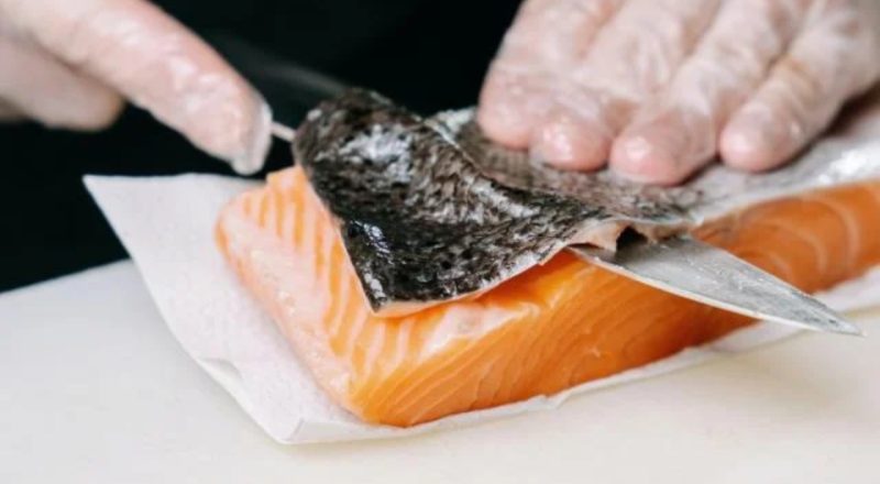 Pele de salmão na airfryer