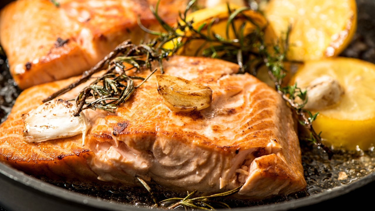 Salmão grelhado na manteiga Salmão grelhado na manteiga