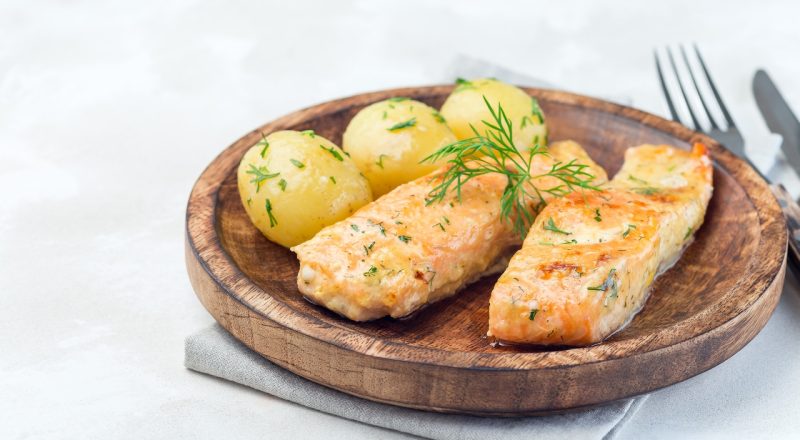 Salmão no forno com batata