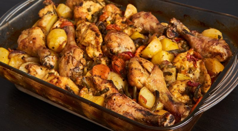 Coxa e sobrecoxa assada com batata no forno